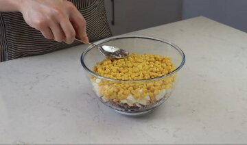 Многослойный салат с тунцем: фото скрин Ютуб