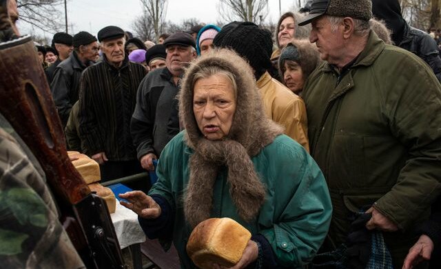 Пенсіонерка з хлібом, фото з вільних джерел