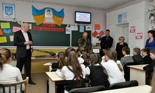 Третьеклассник держит в страхе школу: родители боятся отпускать детей на уроки