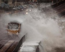 Скасування рейсів і затоплення: на Великобританію обрушився Доріс