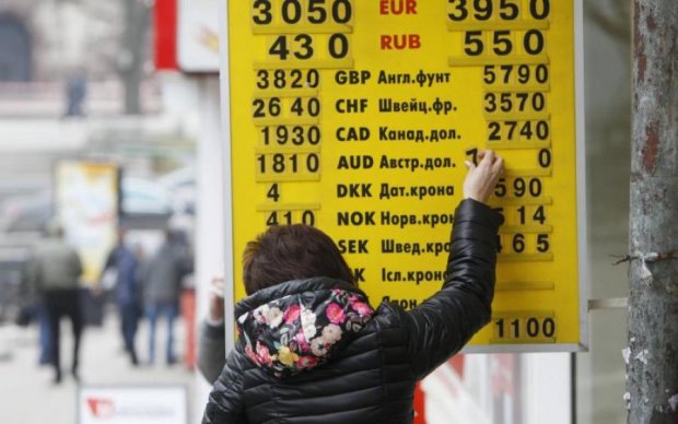 Курс валют на 8 апреля: гривна преподнесла украинцам новый сюрприз
