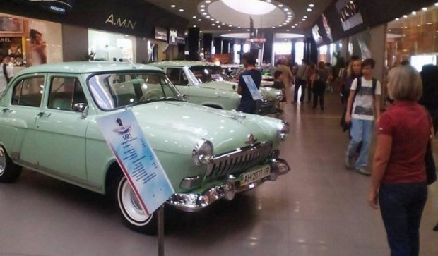 В Мариуполе прошла выставка ретроавтомобилей (фото)