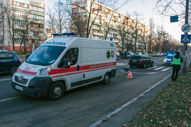Автохамы в Киеве закрыли путь "скорой помощи", пришлось вмешаться копам: видео инцидента