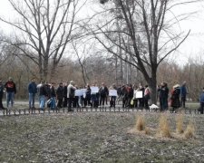 Жуть! На киевском мосту повесился человек