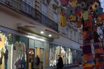 Магазин Порошенко во Львове демонтировал свою незаконную вывеску