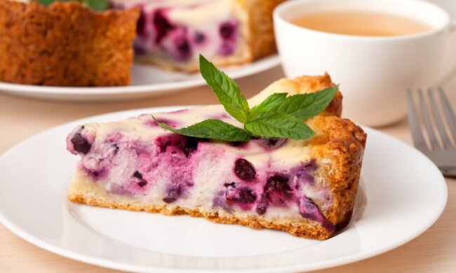 Пиріг з чорною смородиною, фото shuba