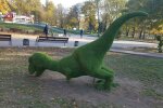 Вандалы повалили фигурку динозавра в запорожском парке, фото: социальные сети