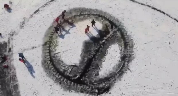 Українці вирізали пекельний знак на льоду і нарвалися на небезпеку