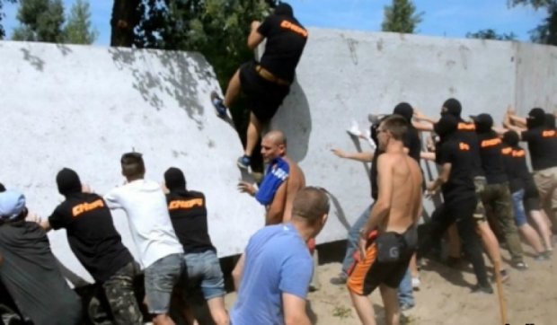 Активісти зруйнували паркани депутатських котеджів біля Дніпра