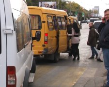 Під Києвом пасажири мовчки спостерігали, як маршрутник вигнав пільговика: відео ганьби