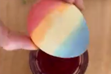 Радужные пасхальные яйца, кадр с видео