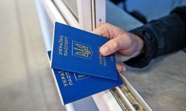 Паспорт та квитки на тлі карти світу
