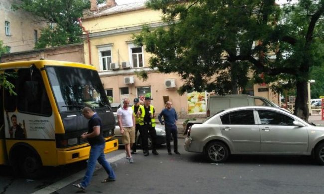 У Києві маршрутник склав патрульну машину в "гармошку": відео