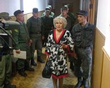 Одиозная Штепа с конвоем пришла на суд (фото)