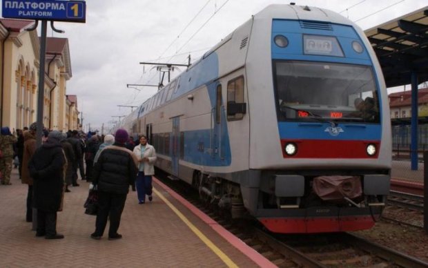 Заглох на переїзді: український потяг протягнув авто десятки метрів