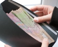 Реальная зарплата украинцев упала на 20%