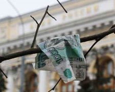 Рубль продовжує бити антирекорди