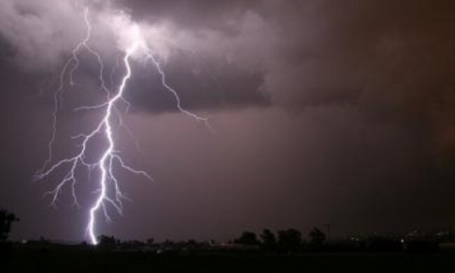 Удар молнии при замедленной съемке