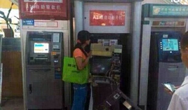 Цегла замість кредитки: безробітна розбила 22 банкомати