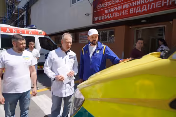 Лікарня Мечникова отримала сучасну швидку: фонд "Надія" та Валерій Дубіль передали авто для порятунку важких пацієнтів