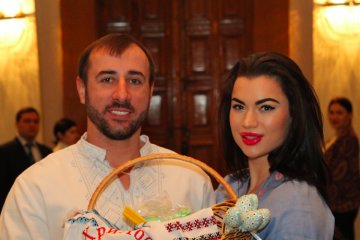 Напівгола дружина нардепа Сергія Рибалка привітала радикала в дивній позі