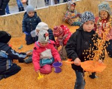 Львовян развлекли тыквенным боулингом и лабиринтом из сена (фото)