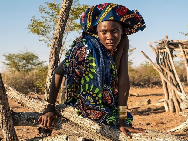 Удивительная жизнь диких племен Анголы: почему моются только мужчины, а девочки носят ошейники из глины