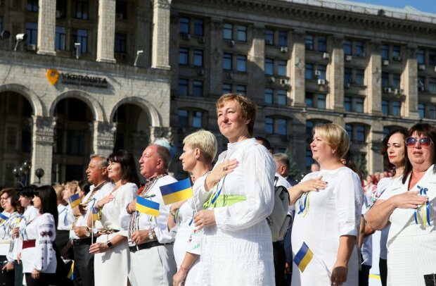 Потужне фото з Ходи Гідності довело українців до сліз: "Наші янголи-охоронці"