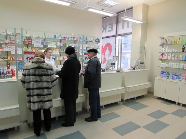 Мільярди на аптеку: топ неефективних препаратів, які масово купують українці