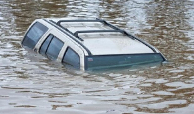 На Київщині потонув автомобіль з жінкою