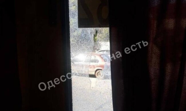 Пасажир маршрутки "зловив" на собі скло, що лопнуло: "Ось це атракціон"