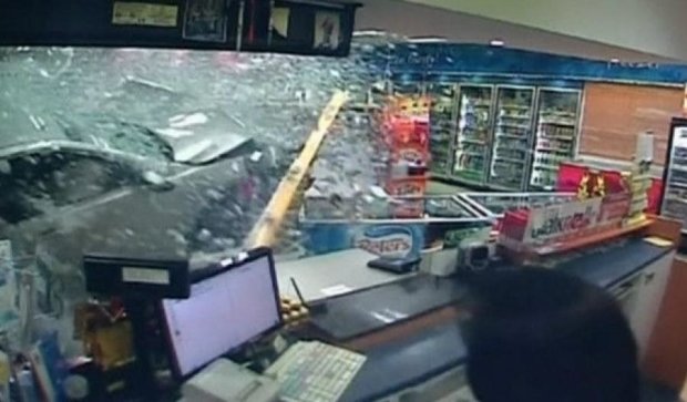 Авто в Сіднеї розтрощило скляний магазин (відео)