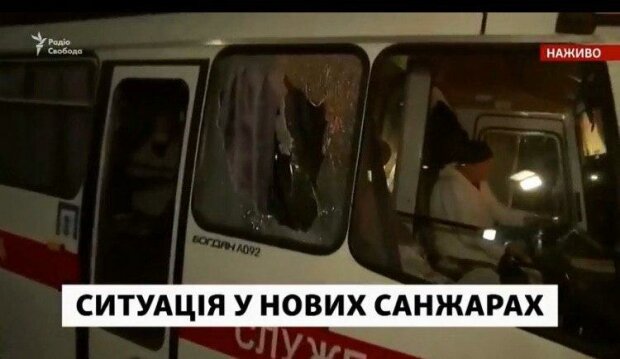 Озверевшие митингующие атаковали автобусы с украинцами в Санжарах, санаторий обещают сжечь