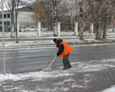 Сотни коммунальщиков вышли спасать киевлян