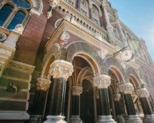 Майские праздники в Украине: на сколько банки возьмут выходной
