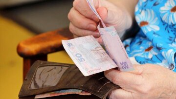 Пенсії українців за кордоном під загрозою: ПФУ пояснив, як уникнути втрати виплат