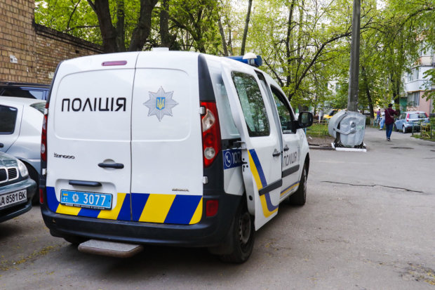 У Києві розгромили BMW: гроші чи машина