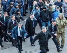 Порошенко заставили бежать с митинга на Закарпатье под крики "Ганьба" и "Обокрал армию": видео