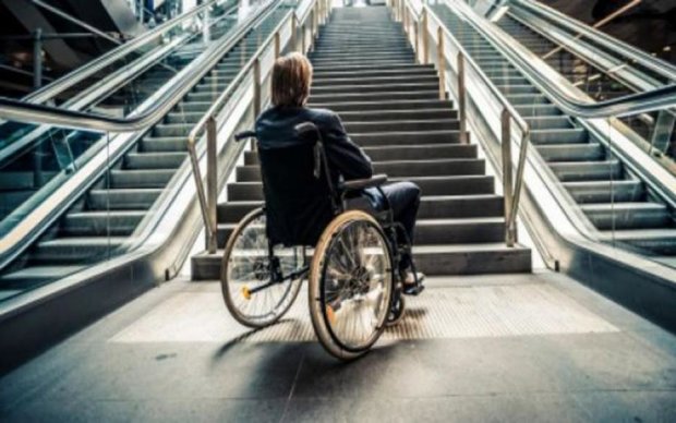 Пасажира з інвалідністю "публічно зґвалтували" у київському метро