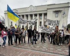 Розлючені шахтарі "атакували" Верховну Раду: "Поверніть назад!"