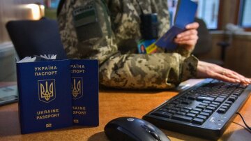 Перевірка документів прикордонниками на пункті пропуску