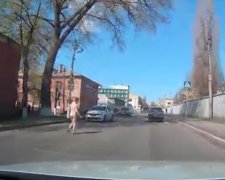 Голий росіянин бігав по дорозі, намагаючись вступити у зв'язок з усім рухомим: відео