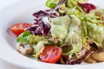 Теплый картофельный салат с беконом и горчичным соусом: необычный рецепт
