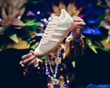 Adidas выпустил тематические кроссовки по случаю фестиваля Марди Гра