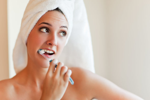 Вранці, ввечері чи після їжі: фахівці розповіли всю правду про чищення зубів