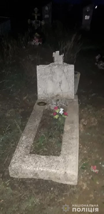Вандалы в Запорожье поиздевались над памятниками, фото: Национальная полиция