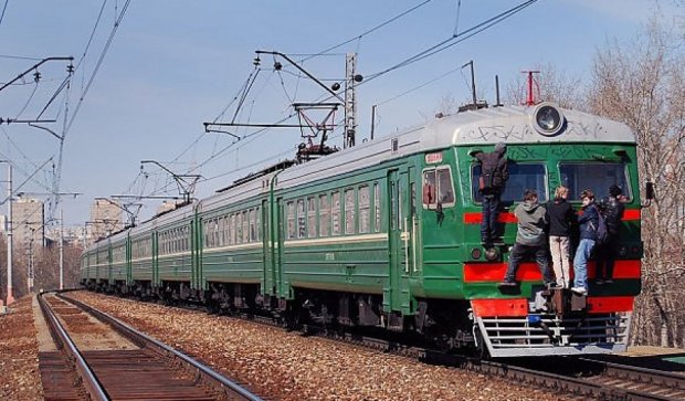 На Харьковщине мальчик умер от удара  тока, катаясь на поезде