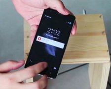 В рекламе смартфонов телефоном забили гвозди