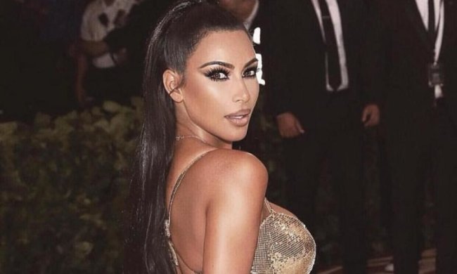 Одна товста, друга худа: Кардашьян забула відфотошопити ногу