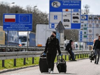 на польско-украинском пункте пропуска "Ягодин-Дорогуск", фото: EPA-EFE/WOJTEK JARGILO